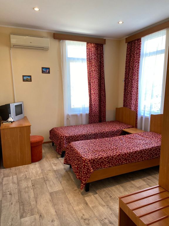 Двухместный номер с 2 отдельными кроватями полулюкс #7