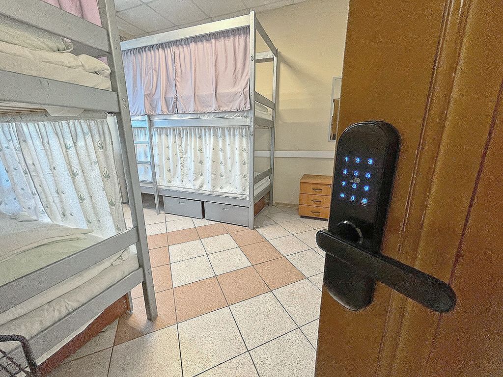 Четырёхместный номер кровать в мужской комнате с электронным замком