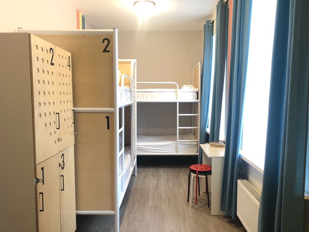 Многоместный смешанный номер кровать в мужском 4-местном