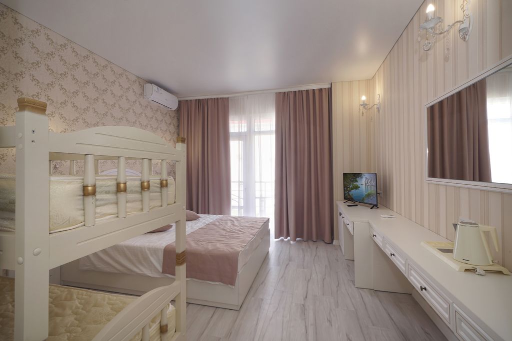 Четырёхместный номер стандарт с видом на город