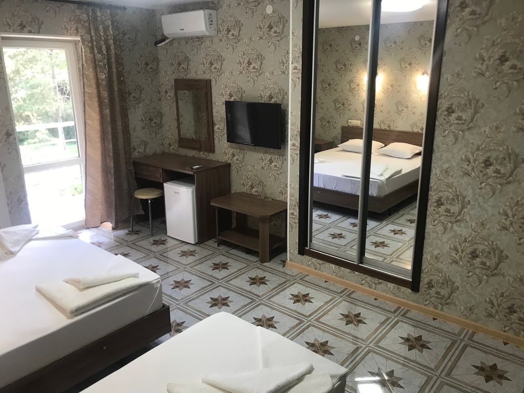 Трёхместный номер полулюкс с балконом