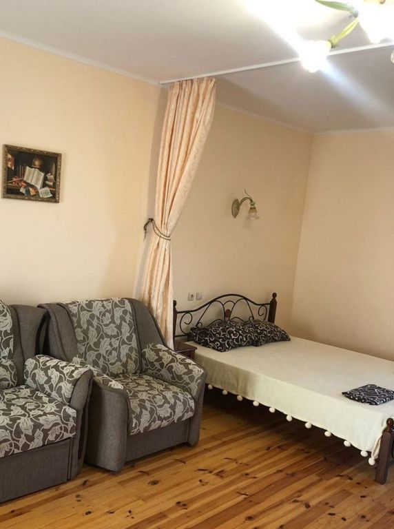 Четырёхместный номер люкс с выделенной спальной зоной