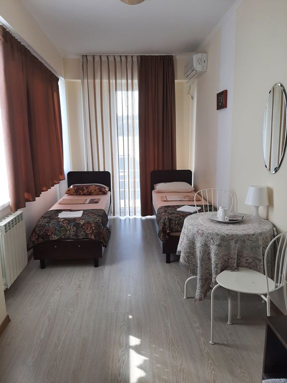 Двухместный номер с 2 отдельными кроватями с отдельной ванной комнатой на этаже эконом