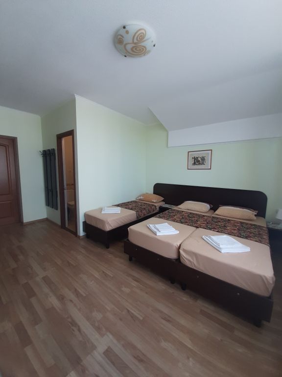 Трёхместный номер с балконом., Стандарт