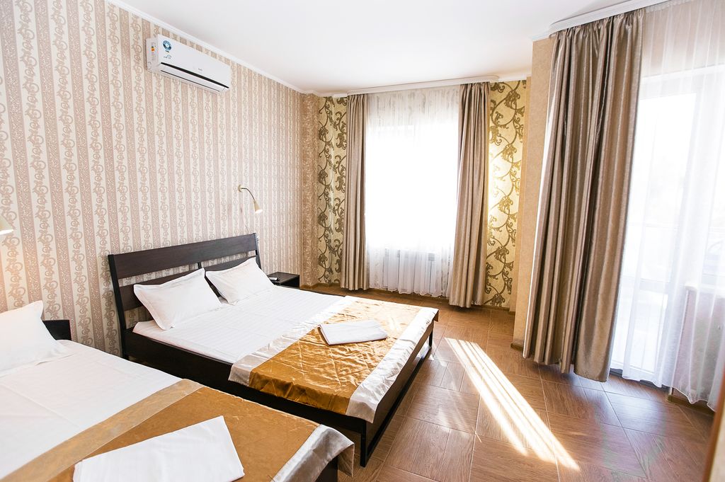 Трёхместный номер Комфорт с балконом