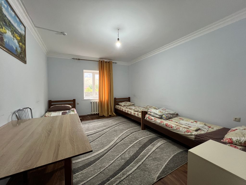 Трёхместный номер с 3 отдельными кроватями стандарт с видом на горы