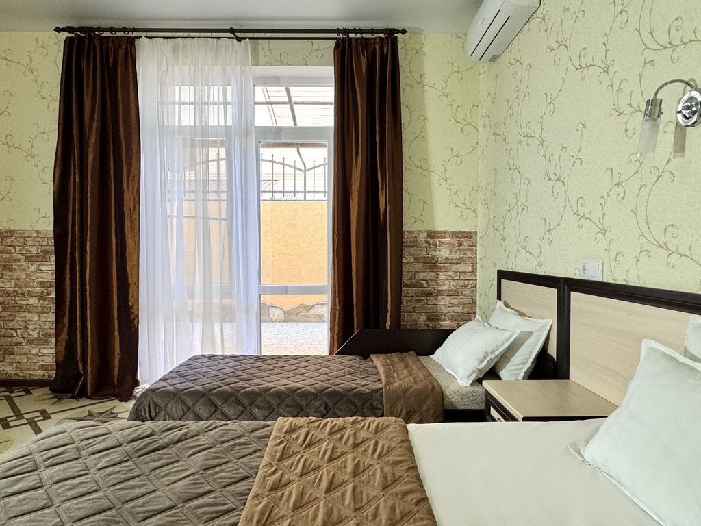 Трёхместный номер полулюкс с террасой