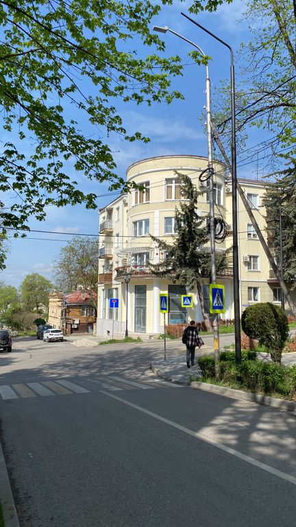 Фасад здания и парковочное место