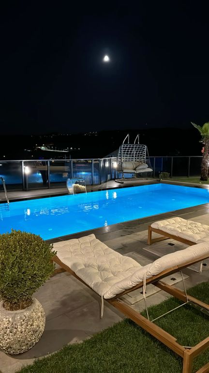 Четырёхместный номер люкс с видом на горы