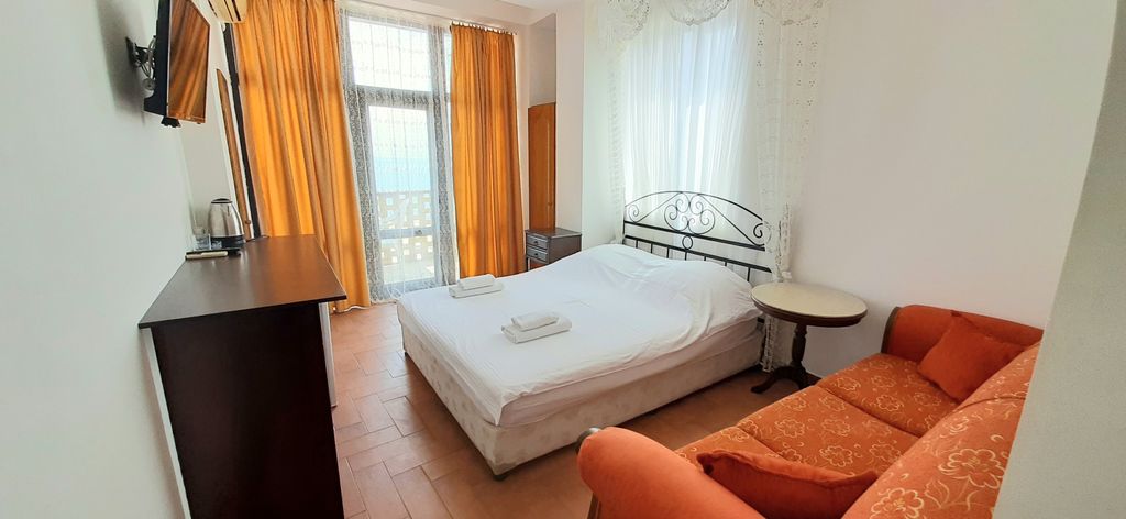 Двухместный номер с 1 кроватью однокомнатный с видом на бассейн с балконом