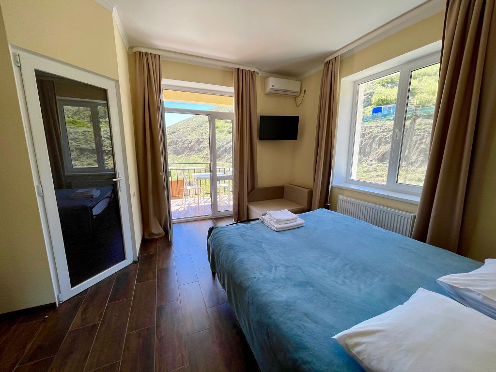 Трёхместный номер с балконом