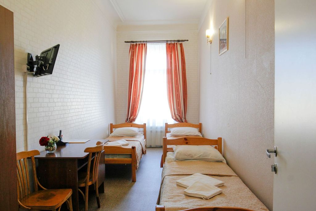 Трёхместный номер эконом с видом на город