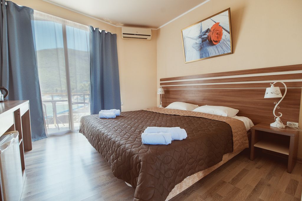 Двухместный номер с 1 кроватью улучшенный стандарт с балконом