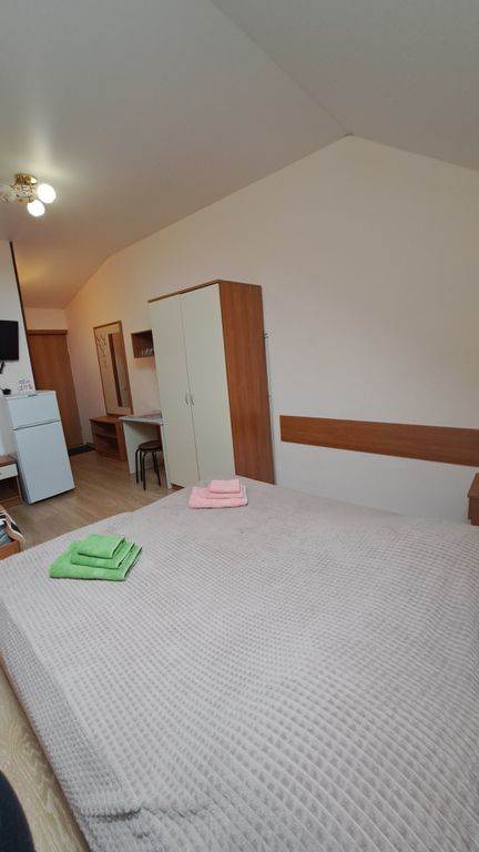 Трёхместный номер с двуспальной кроватью стандарт