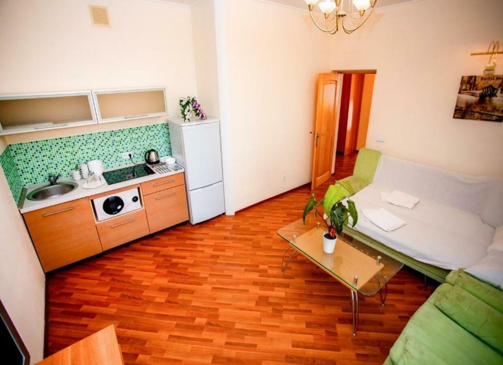 Апартаменты трехкомнатные с кухней и балконом