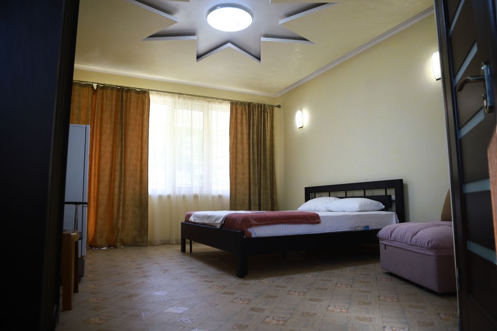 Трёхместный номер стандарт с видом на горы