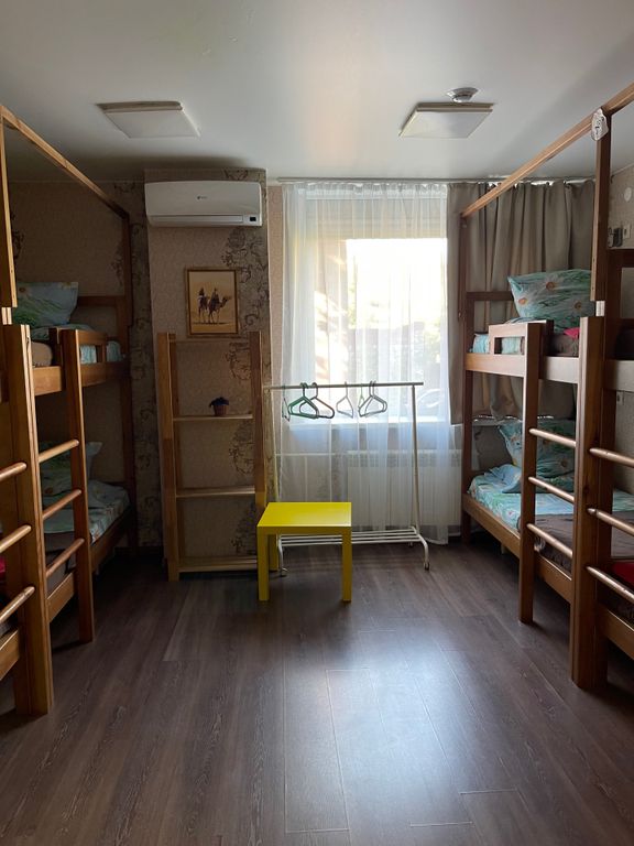 Многоместный смешанный номер кровать в восьмиместном номере для мужчин