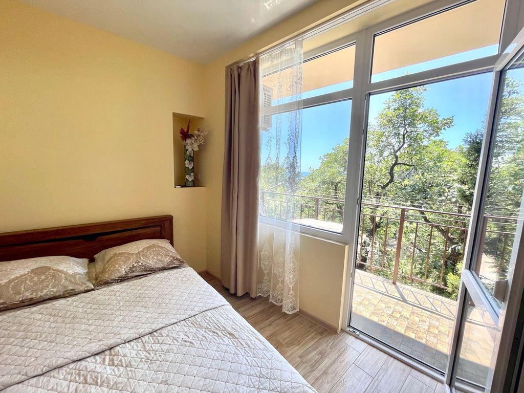 Четырёхместный номер 2 комнатный с видом на море и балконом, 2 этаж