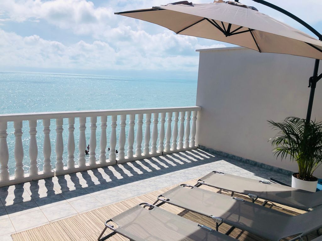 Апартаменты люкс с террасой и камином с видом на море