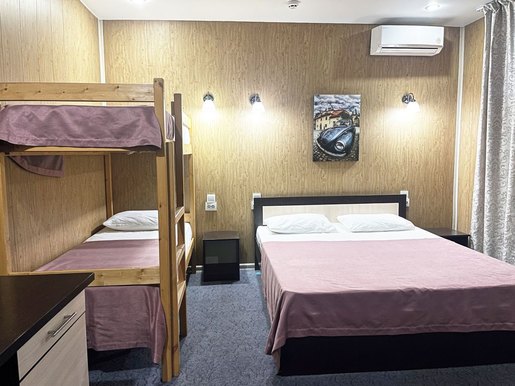 Семейный Трехместный без кухни в цоколе с санузлом