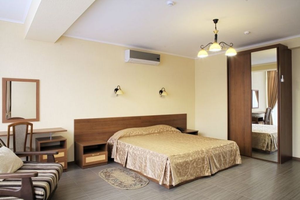 Четырёхместный номер стандарт с видом на горы