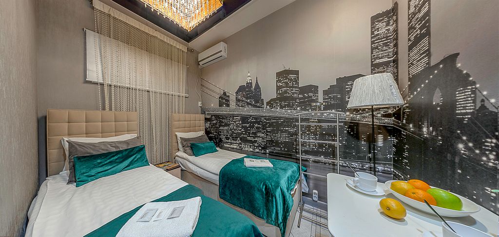 Двухместный номер с 2 отдельными кроватями эконом-класса с общей ванной с внутренним окном