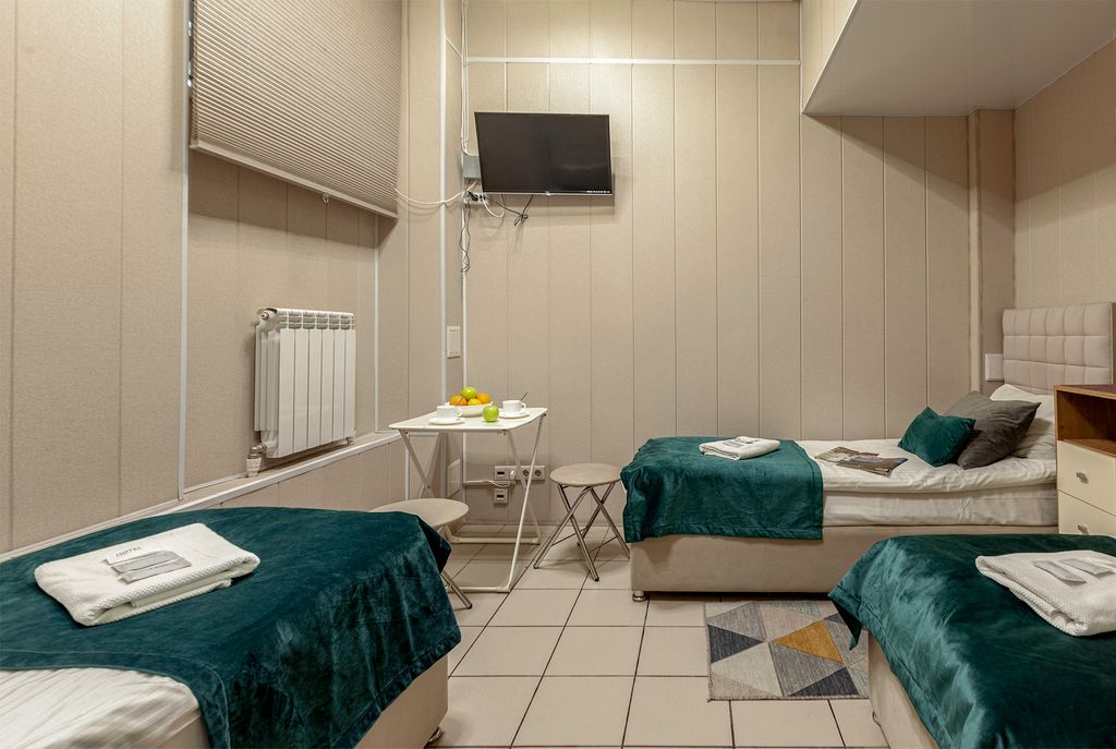 Трёхместный номер эконом с общей ванной