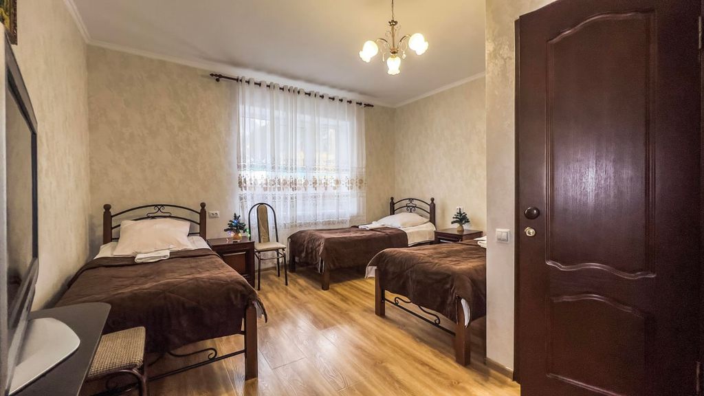 Трёхместный номер стандарт с видом на горы