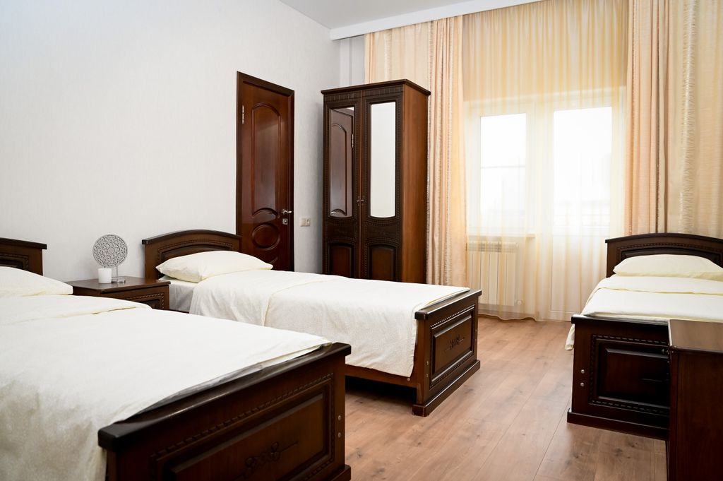 Трёхместный номер с тремя кроватями или двуспальной кроватью и диваном