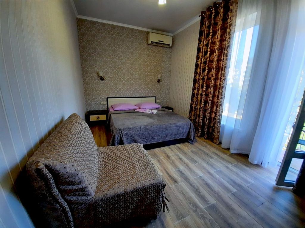 Трёхместный номер улучшенный с видом на горы