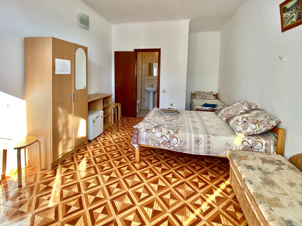 Трёхместный номер стандарт с видом на горы