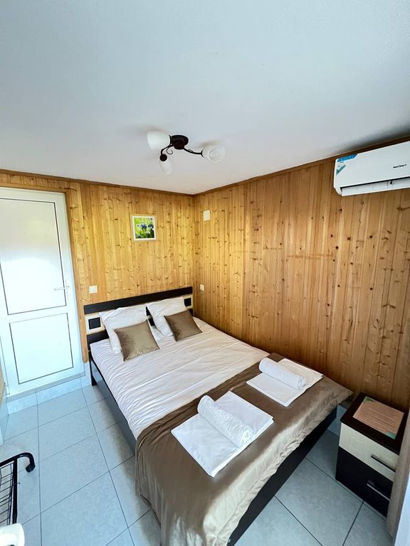 Двухместный номер с 1 кроватью небольшой с удобствами внутри