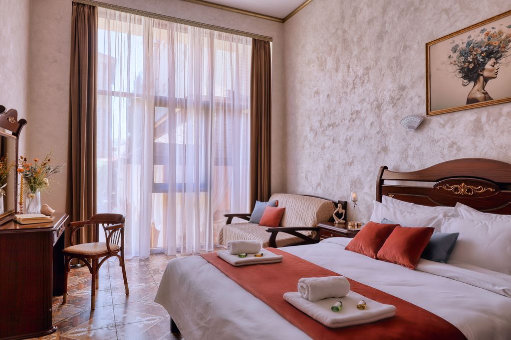 Четырёхместный номер полулюкс с балконом