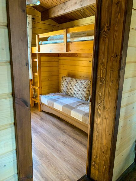 спальня 2: односпальное место на верхнем ярусе+ двухместный диван-кровать внизу