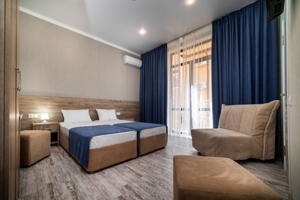 Трёхместный номер комфорт с балконом