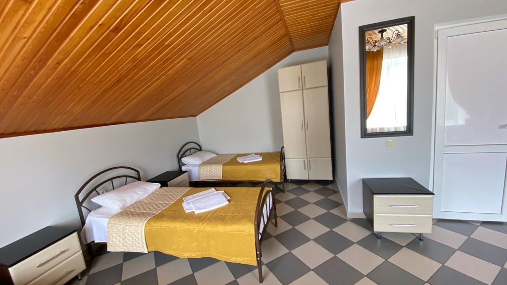 Четырёхместный номер стандарт с видом на горы