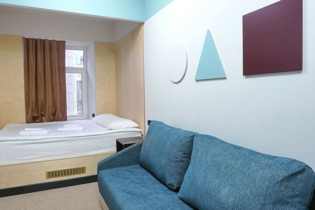 Семейный номер с диваном с удобствами на этаже