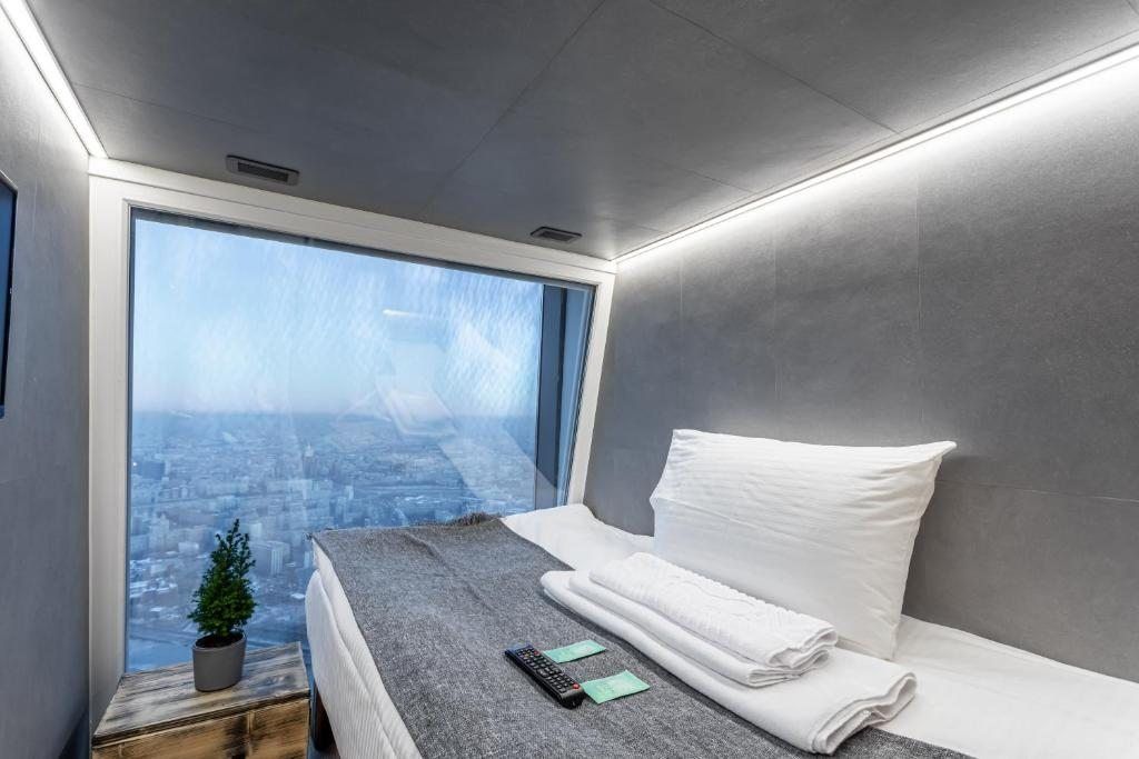 Одноместный номер верхний капсульный standard с панорамным видом с 84го этажа