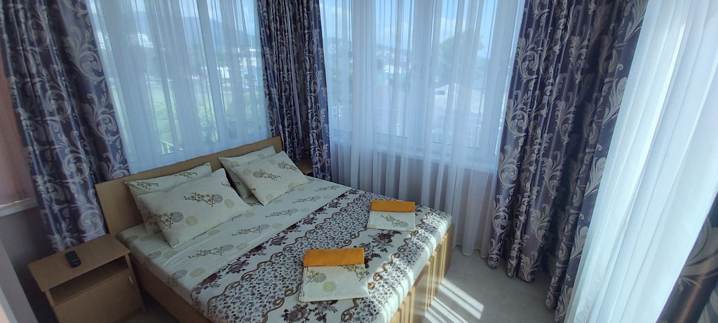 Апартаменты 2-х комнатные с кухней и балконом-террасой