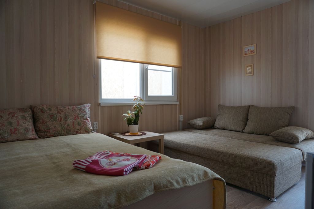 Дом с двухспальной кроватью и террасой