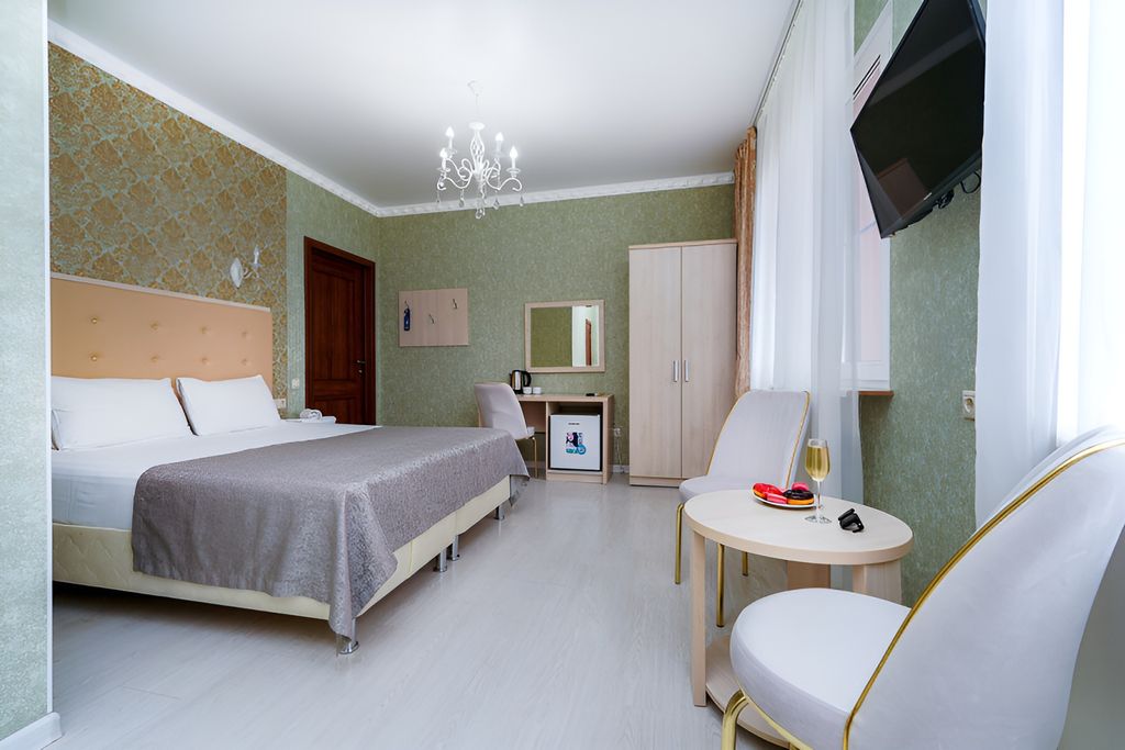 Четырёхместный номер комфорт без балкона c видом на море