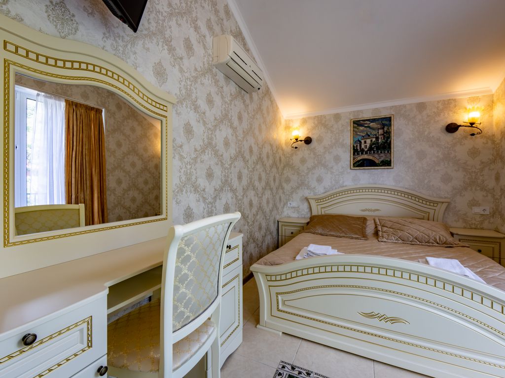 Трёхместный номер улучшенный с видом на горы