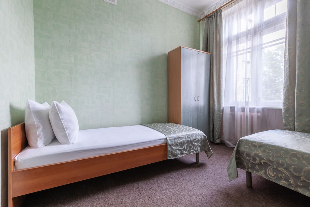 Двухместный номер с 2 отдельными кроватями Эконом с двумя раздельными кроватями и удобствами на этаже