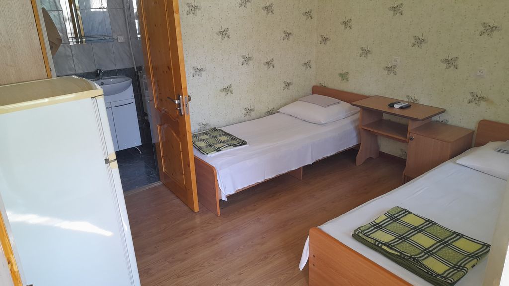 Двухместный номер с 2 отдельными кроватями с удобствами в номере