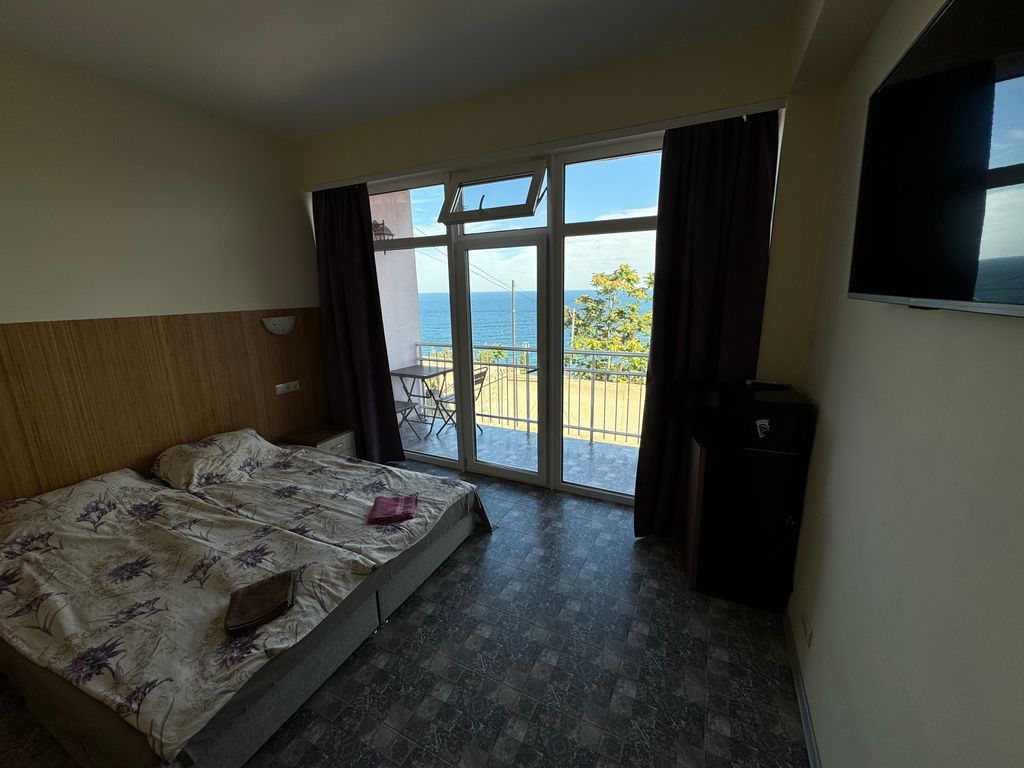 Трёхместный номер люкс с видом на море