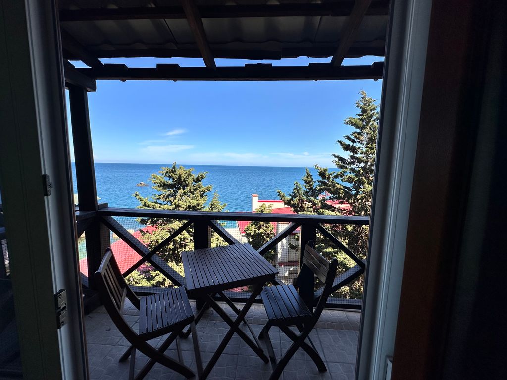 Четырёхместный номер с балконом и видом на море