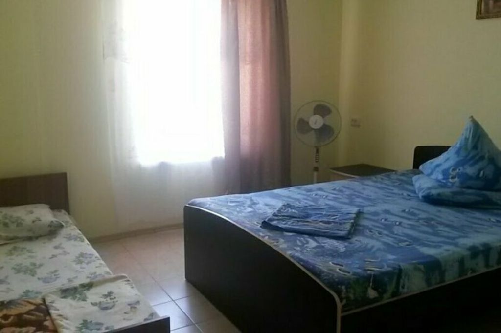 Четырёхместный номер эконом с общей ванной комнатой