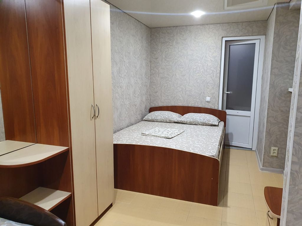 Трёхместный номер с собственной ванной комнатой