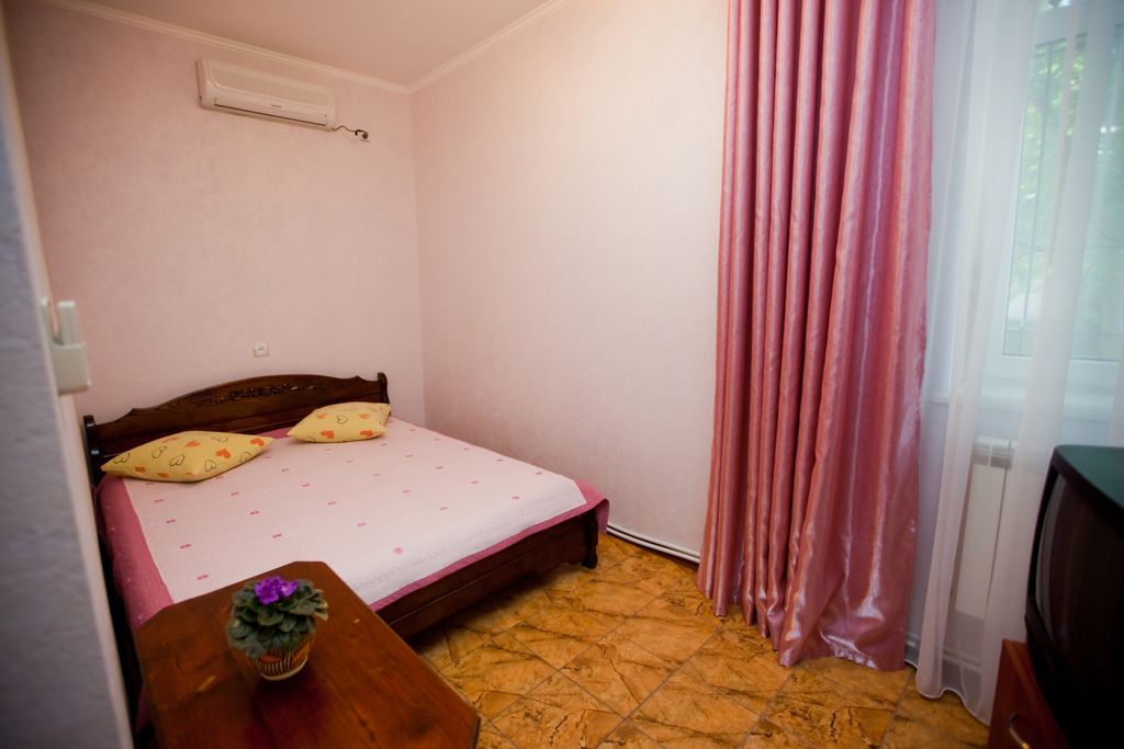 Двухместный номер с 1 кроватью №4 Малиновый рай