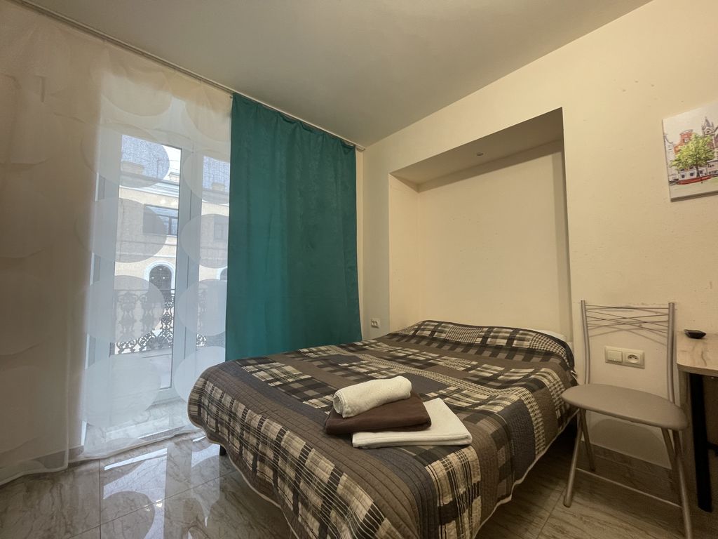 Двухместный номер с 1 кроватью студия с балконом на площадь